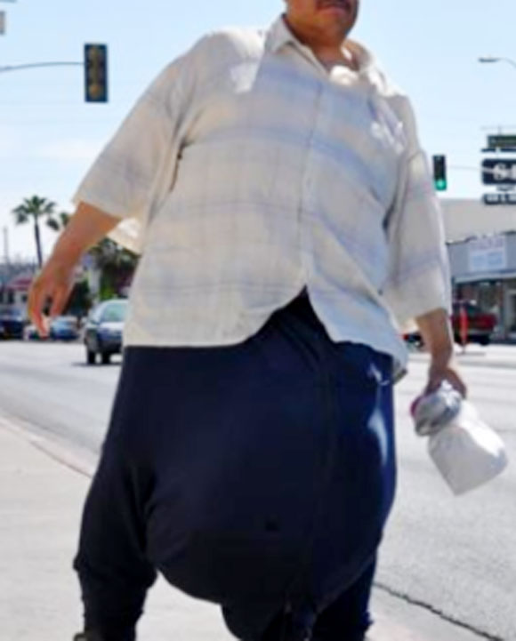 고환이 바닥에 닿겠네! 유튜브에 세상에서 고환이 가장 큰 남성의 모습이 담긴 영상이 공개됐다. 유튜브에 공개된 영상 속 남성은 미국 라스베이거스에 사는 위즐리 워렌이다./ 유튜브 영상 캡처