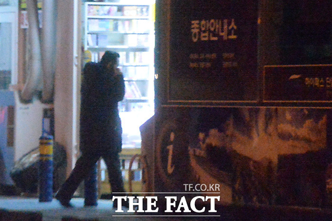 잠깐 다녀올게요 이완구 국무총리 후보자가 12일 저녁 영동고속도로 문막 휴게소에서 누군가와 통화하며 걸어가고 있다. 이 후보자는 14일 현재 강원도 모처에서 칩거하고 있다./문막 휴게소=문병희 기자