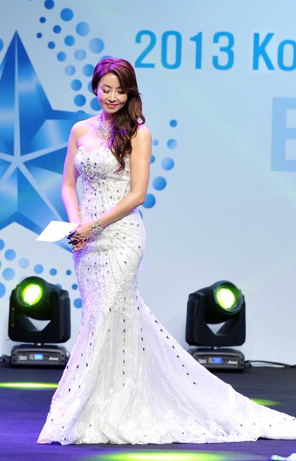 정소림, 그는 누구? 정소림에 대한 누리꾼들의 관심이 높아지고 있다. 정소림은 게임관련 방송을 진행하는 캐스터로 여성 최초로 스타크래프트 프로리그의 해설을 맡은 인물이다. /더팩트DB