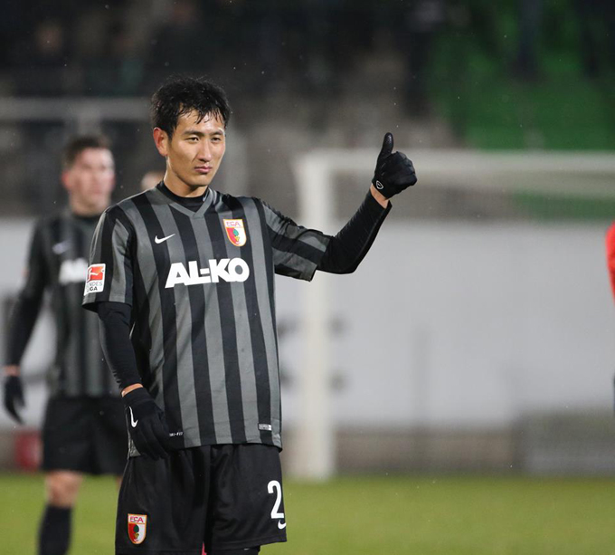 지동원 리그 2경기 연속 풀타임. 지동원(오른쪽)이 14일 열린 베르더 브레멘전에 선발 출장해 풀타임을 뛰었다. / 아우크스부르크 페이스북