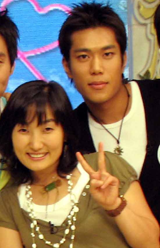 박경림, 1살 연하와 결혼생활. 박경림(왼쪽)은 과거 예능 프로그램을 진행하면서 진행자와 출연자 사이로 남편 박정훈 씨를 만나게 됐다. 박경림과 박정훈 씨는 만난 지 1년여 만에 결혼에 골인했다. /KBS2 좋은 사람 소개시켜줘 홈페이지