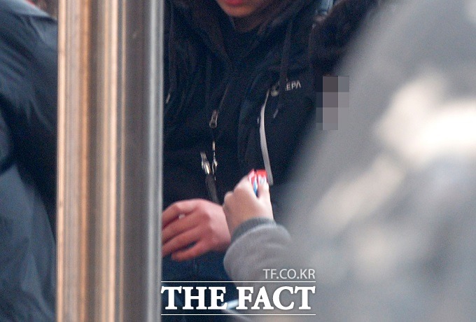 고스톱이 주는 의미 화투는 고스톱이 나오기 전 민화투나 육백 삼봉 등이 보통이었는데, 민주화와는 거리가 먼 신분제 계급사회를 반영한 것이었다./문병희 기자