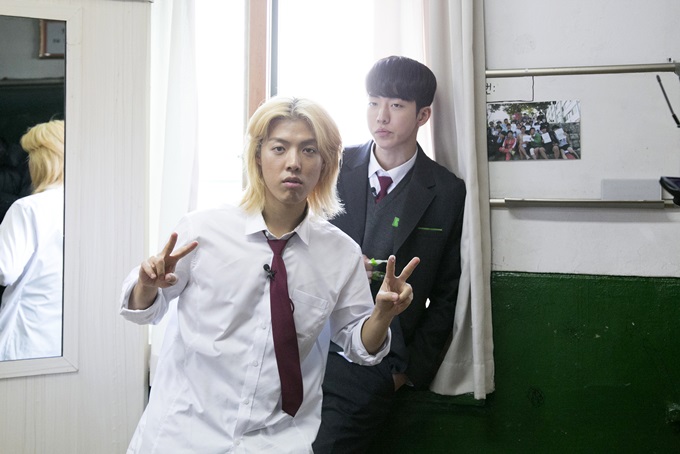 학교 다녀오겠습니다 강남 남주혁 하와이 출국. 강남(왼쪽) 남주혁이 겨울방학 공백을 메우는 하와이 편을 위해 출국한다. / JTBC 제공