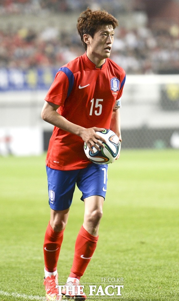 블루 드레곤 이청용. 이청용이 기성용과 환상적인 호흡을 맞추며 한국 축구를 이끌어 왔다.