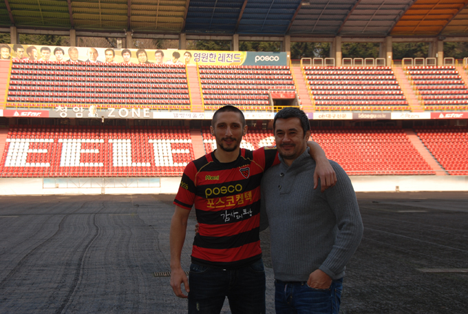 새로운 외국인 킬러가 온다. 라자르(왼쪽)가 지난해 12월 포항에 입단해 클럽 레전드 라데와 포즈를 취하고 있다. / 포항 제공