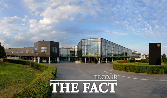 람보르기니, 이탈리아 최고의 직장 2년 연속 선정 오토모빌리 람보르기니는 16일 최고의 이탈리아 고용주 상을 2년 연속 수상했다고 밝혔다. 사진은 오토모빌리 람보르기니 본사 전경. / 람보르기니 제공