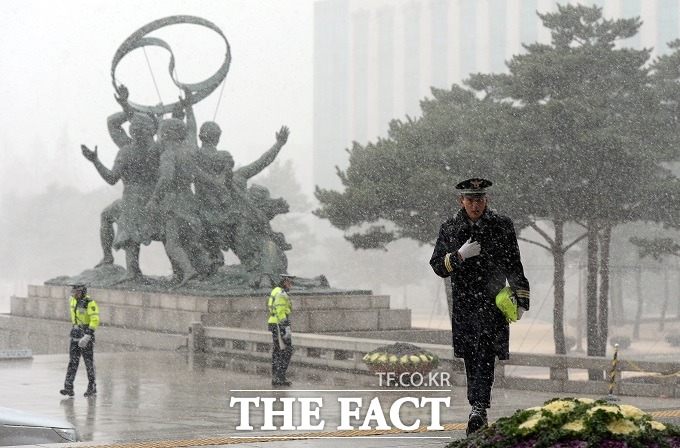 민주화의 봄은 언제쯤….  민주주의, 민초가 주인이 되는 세상에 대한 염원이 사그라질 수는 없다./임영무 기자