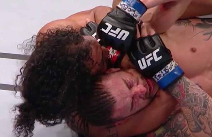 꼼짝마! 벤 헨더슨(위쪽)은 태치를 리어네이키드 초크로 물리쳤다. / SPOTV 영상 캡처