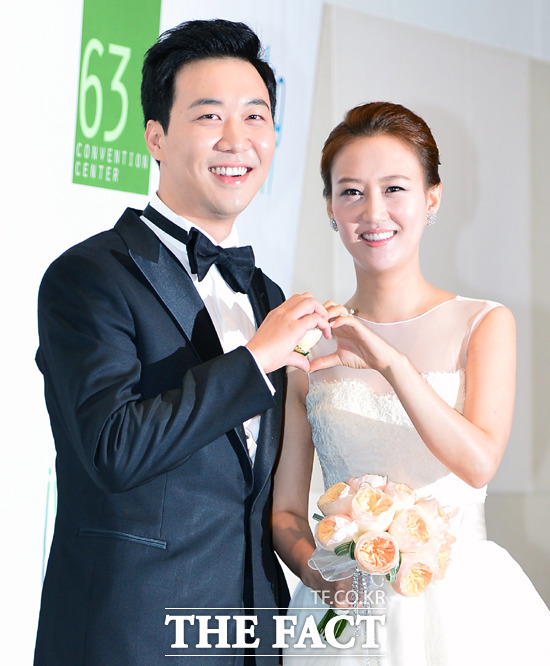 장윤정-도경완 러브 스토리. 장윤정이 도경완이 진행하는 프로그램에 출연해 두 사람은 처음 만나게 됐다. 이후 장윤정과 도경완은 4개월 만에 결혼에 골인했다. / 배정한 기자