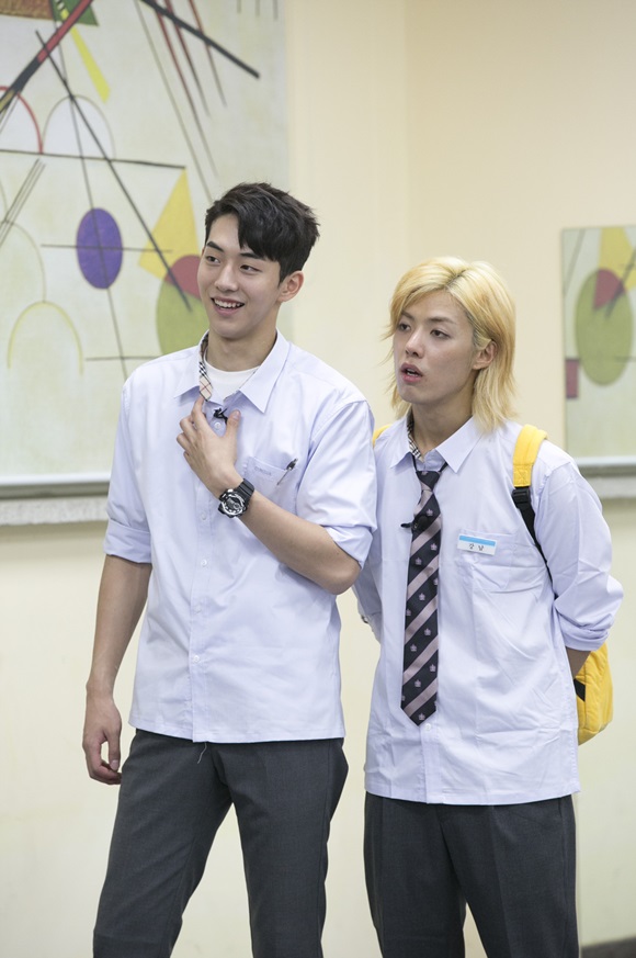 학교 다녀오겠습니다 강남, 퇴학당한 학교서 은사와 만남. JTBC 학교 다녀오겠습니다의 강남(왼쪽)이 하와이서 퇴학당했던 학교를 방문한다. / JTBC 제공