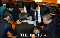 [TF포토] 인준안 투표결과 분석하는 새정치민주연합 지도부