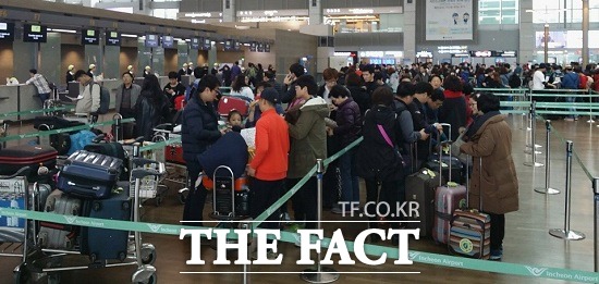 인천공항 3층 국제선 탑승 게이트 곳곳은 비행기에 오르려는 사람들로 인산인해를 이루고 이뤘다.
