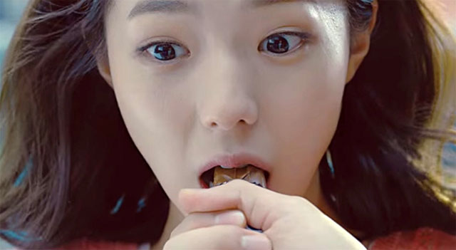채수빈 초코바 광고. 채수빈이 여러 광고에서 통통 튀는 매력을 발산해 눈길을 끈다. 채수빈 초코바 광고에서 배고픈 여자 친구의 반전적인 매력을 뿜어냈다. /스니커즈에너지 유튜브 영상 캡처