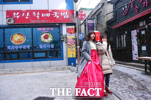 머릿고기를 찾아 어슬렁거리는 홍 새댁  홍진영이 주린 배를 부여잡고 눈을 맞으며 식당을 살피고 있다. /남윤호 기자