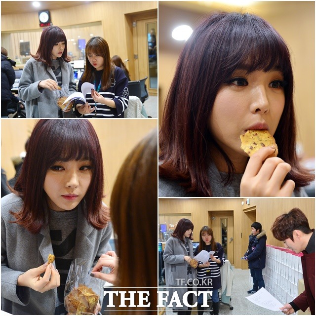 오늘 방송 잘 될 듯  컬투쇼 방송 전 가족 같은 제작진과 꼼꼼히 대본을 준비하는 홍진영. /남윤호 기자