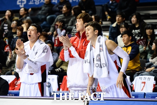 맨삼이도 보자! KGC인삼공사가 설날 연휴를 맞이해 다양한 이벤트를 연다고 17일 밝혔다. 지난 5일 고양 오리온스전에서 기뻐하고 있는 이정현-정휘량-박찬희(왼쪽부터). / KBL 제공