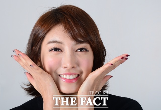 제 손가락 길죠? 홍 아나운서는 팬이 보내준 허니버터칩으로 늘어난 인기를 실감한다고 말했다.