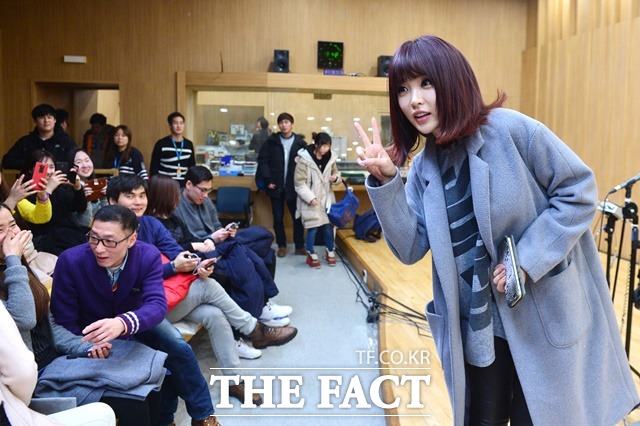 덕분에 즐거웠어요~  홍진영이 컬투쇼 방송을 마치고 방청객들과 사진을 찍고 있다. /남윤호 기자