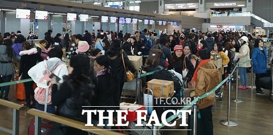 국제선 예상 출국자 수 17일 하루만 7만4000여 명 황금연휴 시작일인 17일 국제여객터미널이 있는 인천국제공항 3층은 연휴를 맞아 여행길에 오르려는 사람들의 발길이 끊이지 않았다. / 인천국제공항 = 서재근 기자