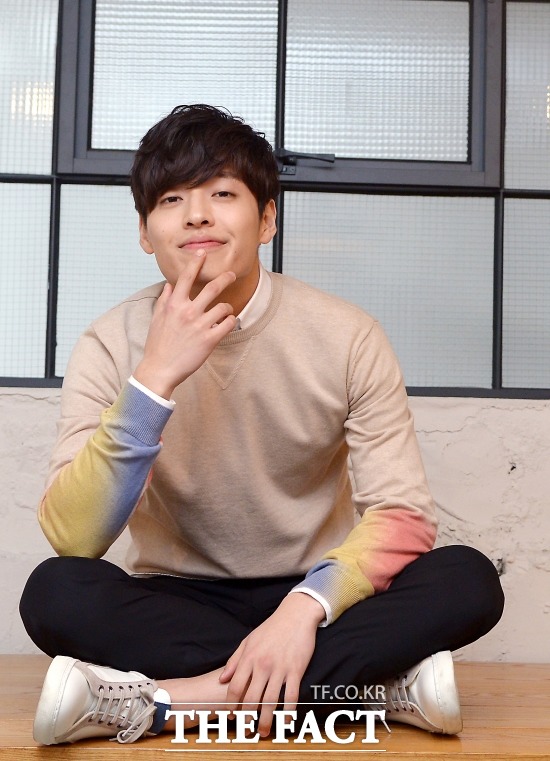 영화 쎄시봉 주연배우 강하늘. 배우 강하늘이 최근 <더팩트>와 서울 종로구 삼청동 카페에서 만나 자신의 근황을 전하며 다양한 이야기를 나눴다./이새롬 기자