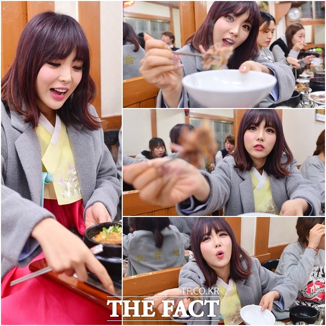 단호박 사진기자!   홍진영이 카메라를 든 더팩트 사진기자에게 살코기를 건네고 있다. /남윤호 기자