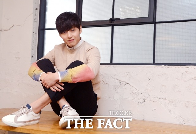 2년 사이에 배우로서 남다른 성장세를 보인 강하늘. 쎄시봉에서 윤형주를 연기한 강하늘은 빡빡한 홍보 일정 가운데 연극 해롤드 앤 모드까지 소화하며 부지런히 자신의 필모그래피를 다져가고 있었다./이새롬 기자