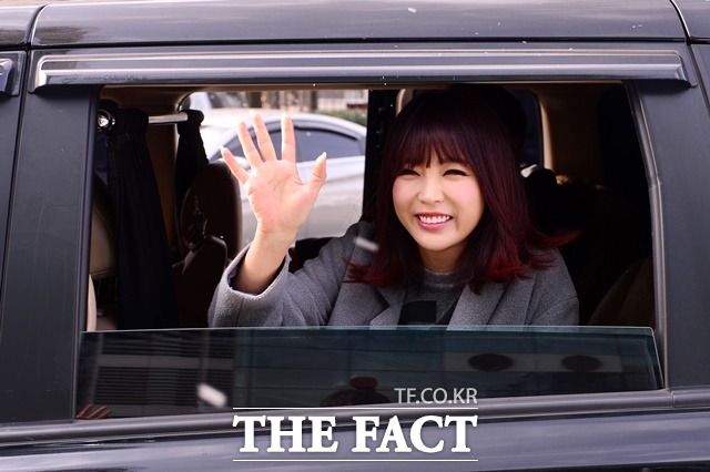 앞으로도 홍진영 많이 사랑해 주세요  홍진영이 더팩트 독자들을 향해 활짝 웃고 있다. /남윤호 기자