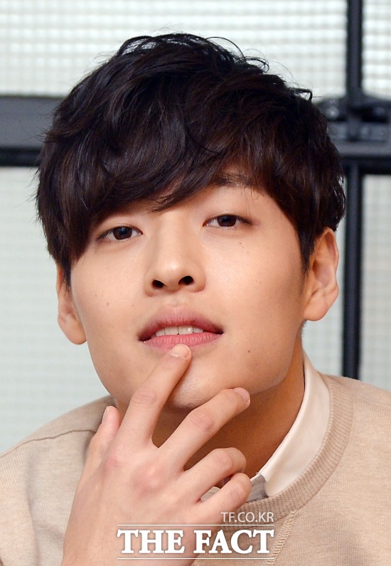 잡초같은 배우 강하늘. 강하늘은 화려한 외모를 앞세우는 스타가 아닌 꾸준한 근성과 열정으로 기억되는 배우가 되고 싶다고 말했다./이새롬 기자