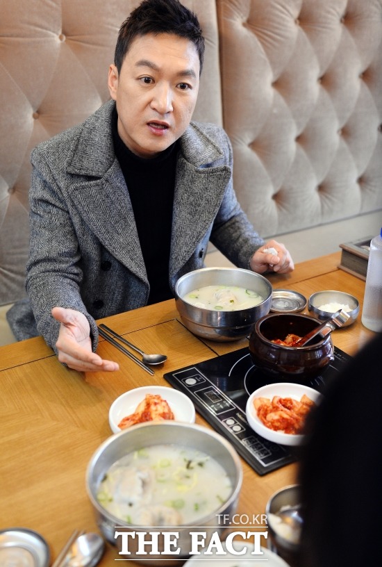 19년 동안 연기해서 먹고 산 박동빈. 박동빈이 <더팩트> 취재진과 떡국을 먹으며 관악산에 올라가 고민했던 이야기를 털어놓고 있다./김슬기 기자