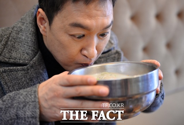 떡국을 호로록 호로록! 배우 박동빈이 떡국을 맛있게 먹으며 익살스러운 표정연기를 보여주고 있다./김슬기 기자