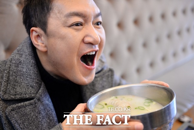 그래, 이 맛이야! 배우 박동빈이 국물 맛에 감탄하고 있다. 평소 떡국과 떡을 좋아한다는 박동빈은 <더팩트> 취재진에게 집에서 간단하게 먹을 수 있는 떡국 레시피를 공개하기도 했다./김슬기 기자