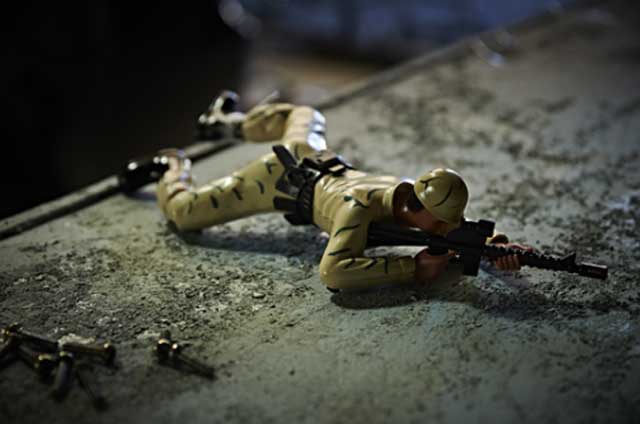 끝까지 간다 명장면. 끝까지 간다 명장면이 누리꾼들의 관심을 받고 있다. 끝까지 간다의 명장면으로는 이선균이 시체를 옮기기 위해 군인 인형을 사용하는 부분이다. /쇼박스