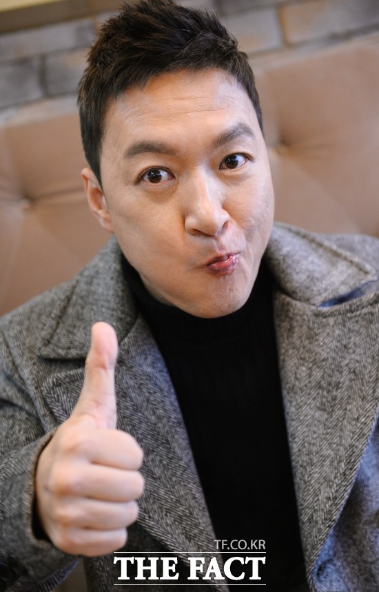 2015년 을미년, 파이팅! 배우 박동빈이 <더팩트>독자들을 향해 엄지손가락을 치켜세우며 뜨거운 응원과 넘치는 에너지를 담아 보냈다./김슬기 기자
