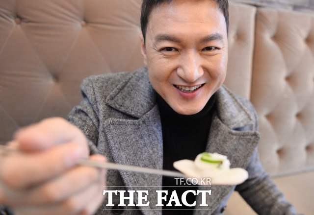 박동빈과 나눈 설맞이 떡국 인터뷰. 배우 박동빈이 익살스러운 포즈로 <더팩트> 독자들에게 떡국을 권하고 있다./김슬기 기자