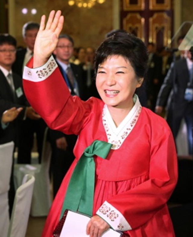 옷고름부터 단정하게! 여자 한복의 옷고름은 정확하게 매야 한다. /청와대 공공 누리집