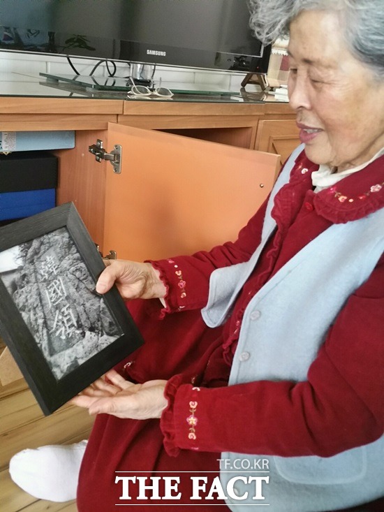 한국령, 새긴 지 62년이 흘렀건만… 고 홍순칠 독도수비대장의 아내 박영희 여사가 당시 수비대가 독도 동도 암벽에 새긴 한국령 사진을 보고 있다./청도=신진환 기자