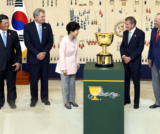 박근혜 대통령 프레지던츠컵 명예 의장 수락 박근혜 대통령(왼쪽에서 세 번째)이 오는 10월 인천 송도의 잭니클라우스 골프클럽에서 열리는 2015 프레지던츠컵 명예 의장직을 수락해 화제가 됐다. / 프레지던츠컵 홈페이지 캡처