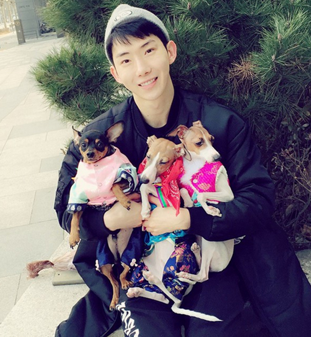 조권, 애완견들과 찰칵. 조권이 설날을 맞아 자신의 애완견들과 단란한 한때를 보내고 있는 사진을 올려 눈길을 끌고 있다. 조권의 애완견들은 저마다 색동저고리에 바지까지 입고 귀여운 면모를 뽐내고 있다. / 조권 인스타그램