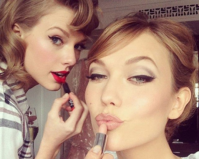 립스틱 효과, 경제 불황 때 나타난다. 립스틱 효과의 뜻이 누리꾼들의 주목을 받고 있다. 립스틱 효과는 불황기 돈을 최대한 아끼면서도 심리적 만족을 추구하는 소비 성향을 의미한다. /테일러 스위프트 페이스북