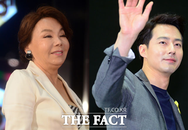김수미 조인성, 우리 친해요. 김수미(왼쪽)와 조인성의 특별한 친분이 새삼 눈길을 끈다. 김수미는 조인성이 군대에 있을 때에도 집에 게장을 보냈다고 밝힌 바 있다. /남윤호 기자