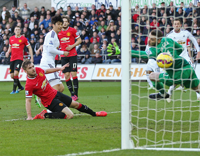 기성용, 맨유 격침 순간 기성용(왼쪽에서 세 번째)이 22일 열린 맨체스터 유나이티드전에서 전반 30분 동점골을 터뜨리고 있다. / 스완지 시티 홈페이지