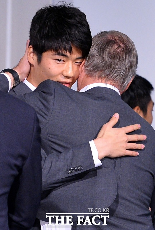 기성용 몸값에 연봉은? 기성용(왼쪽)이 맨체스터 유나이티드와 경기에서 맹활약한 가운데 그의 연봉에 관심이 쏠리고 있다. 기성용이 지난달 호주에서 열린 아시안컵 경기를 마친 뒤 지난 1일 오후 인천국제공항에서 열린 귀국 환영식에서 울리 슈틸리케 감독과 포옹하고 있다./김슬기 기자