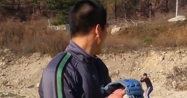 유튜브에 등장한 한화 백승준. 백승준이 군대에서 투구하고 있다. / 유튜브 영상 캡처