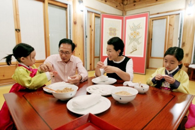 이명박-김윤옥 부부, 즐거운 송편 빚기 김윤옥 여사는 이명박 전 대통령 재임 당시 한식 외교를 펼쳤다. 손녀들과 송편을 빚는 부부./국가기록원 제공
