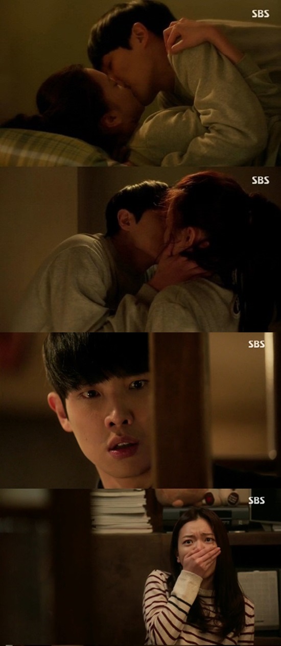 풍문으로 들었소 고아성 이준 키스신 비하인드 스토리. 배우 고아성(맨 아래) 이준(아래에서 두 번째)이 SBS 새 월화극 풍문으로 들었소에서 농도 짙은 스킨십 장면을 촬영하기 위해 배우로서 몰입했다. / 풍문으로 들었소 방송 캡처