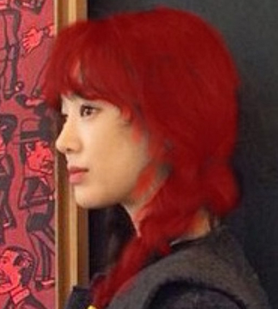 정려원, 빨간 머리 사진 공개. 정려원이 빨간 머리를 하고 찍은 사진이 눈길을 끌고 있다. 정려원의 사진을 본 누리꾼들은 빨간머리 앤 영화 찍는 줄 등의 반응을 보이고 있다. / 정려원 인스타그램 캡처