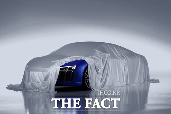 뉴 아우디 R8, 레이저 헤드라이트 공개 아우디의 고성능 미드십 스포츠카 뉴 아우디 R8에 장착될 새로운 레이저 헤드라이트가 24일 공개됐다. / 아우디 제공