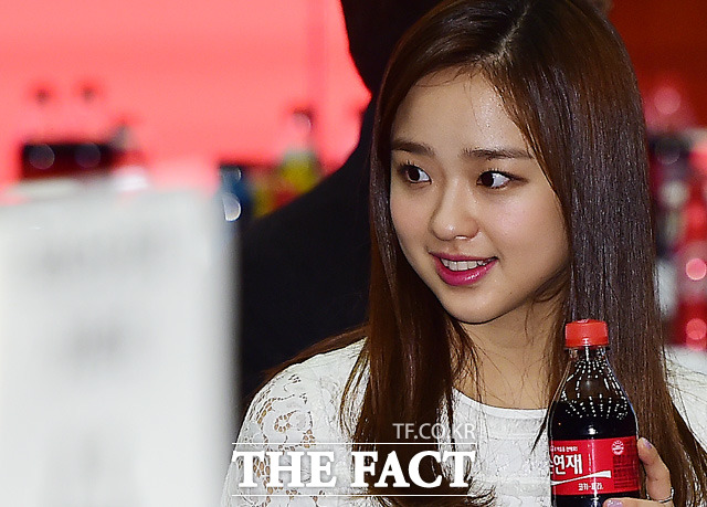 손연재, 동안 외모 눈길. 코카-콜라 체육대상에 등장한 손연재의 외모가 화제다. 손연재는 나이가 한살 더 들었음에도 더 어려진 동안 미모를 뽐냈다. / 배정한 기자