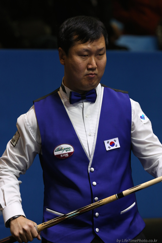 당구대를 바라보는 김경률. 김경률은 지난 2010년 한국 선수로는 18년 만에 세계3쿠션당구월드컵에서 우승했다.