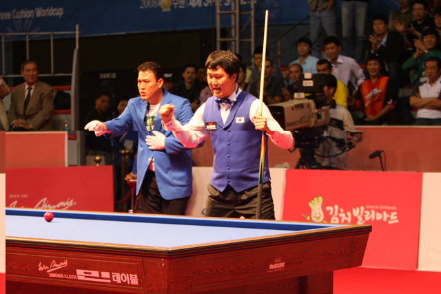 주먹을 불끈 쥐는 김경률. 김경률(오른쪽)은 국내 선수들 국제 대회 출전을 이끈 초석이었다.